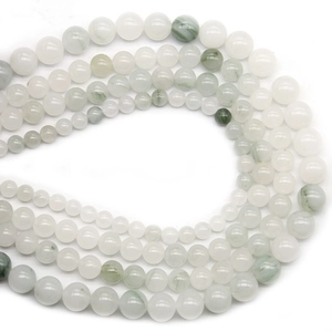 Gros plan de perles naturelles à motif mousse avec finition blanc laiteux pour bijoux DIY