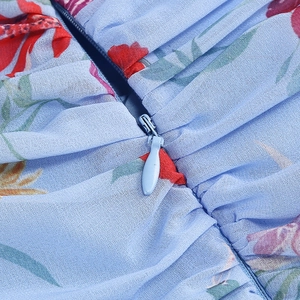 Detail eines hochwertigen unsichtbaren Reißverschlusses am floralen Chiffonkleid