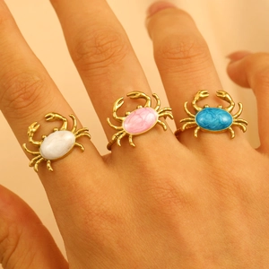 Anelli a forma di granchio in acciaio dorato con smalto colorato bianco, rosa e blu