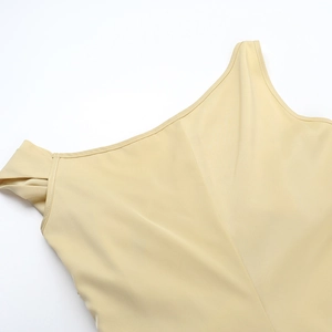 Détail du décolleté de robe en satin jaune clair montrant les coutures et le tissu