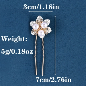 Épingle à cheveux de mariée dorée avec fleurs, perles et strass sur fond bleu texturé
