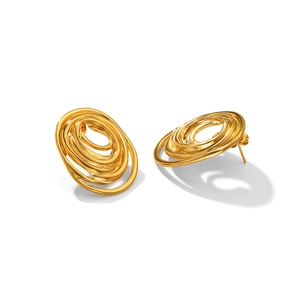 Détail macro des boucles d'oreilles spirales irrégulières en acier inoxydable doré