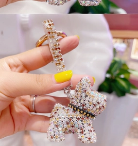 Dettaglio di un portachiavi di lusso a bulldog francese con strass e anello metallico