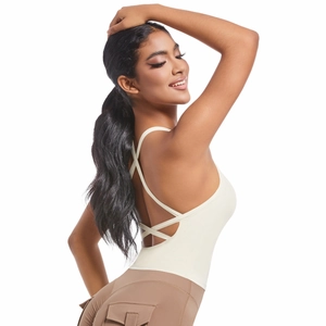 Détail des bretelles croisées du soutien-gorge de sport et legging cargo marron