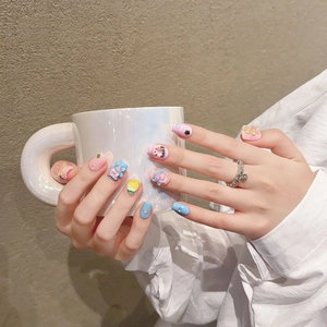 Faux ongles faits main avec oursons 3D, gemmes cœur roses et lettrage LOVE mignon