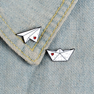 Broches Minimalistes en Alliage Laqué Émail Avion et Bateau en Papier Avec Motif Cœur Badge Mignon pour Hommes et Femmes