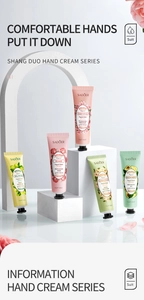 Set van vijf hydraterende SADOER handcrèmes gepresenteerd op een decoratief voetstuk