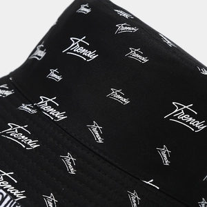 Gros plan d'un chapeau bob en coton noir avec broderie Trendy blanche et coutures détaillées