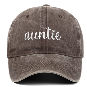 Detailansicht der Auntie Stickerei auf gewaschener kaffeebrauner Baumwollkappe