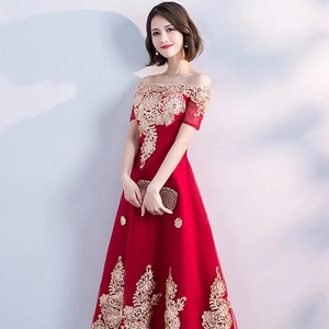 Elegante abito da sera rosso con spalle scoperte e ricami floreali in pizzo dorato