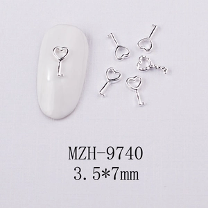 Détail de bijoux d'ongles en forme de clé de cœur argentée de 3,5x7mm pour nail art