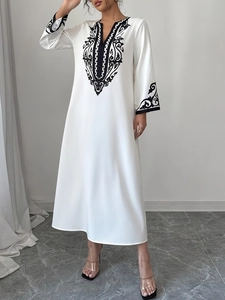 Elegante abito lungo bianco con scollo a V, maniche lunghe e ricami etnici neri