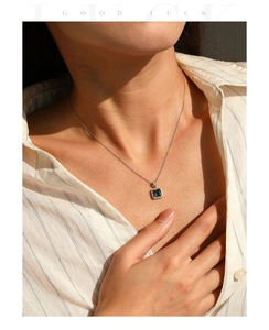 Dettaglio della collana in argento S925 con pendente quadrato verde e piccoli diamanti
