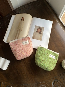 Borsa cosmetica chic in lana di peluche con pois colorati ed etichetta decorativa