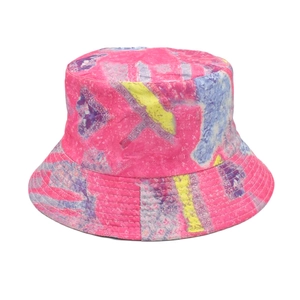 Detailopname van roze tie-dye vissershoed met focus op de stoftextuur en het stiksel