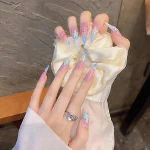 Faux ongles dégradé rose et bleu avec lys blancs 3D et finition pailletée douce