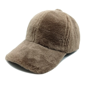 Dettaglio del berretto da baseball marrone in peluche spesso con trama in ecopelliccia