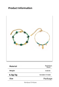 Détail de bracelets bohèmes en malachite verte avec un pendentif main de Hamsa dorée