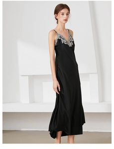 Détail du vêtement de nuit en satin noir avec broderie en dentelle grise et col en V