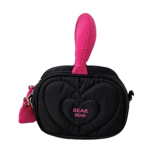 Borsa a tracolla in nylon nero trapuntato a cuore con manico e ricami rosa vivace