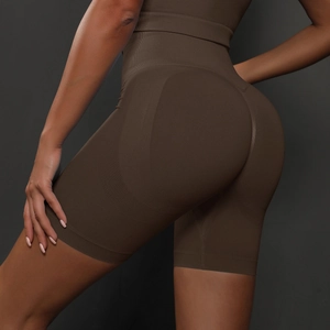 Gros plan du short de yoga marron foncé sans couture avec taille haute et effet lift