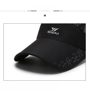 Makroaufnahme von atmungsaktivem Mesh und gedrucktem Logo auf schwarzem Sonnenhut