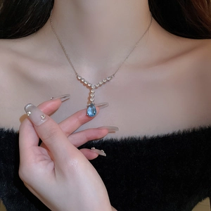 Collier vintage en Y argenté avec croix en zircone et pendentif goutte bleue pour femme