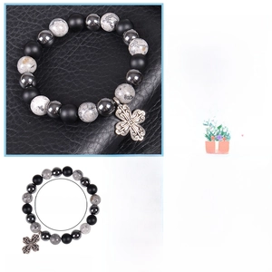 Vue macro des perles œil de tigre de 10mm avec pendentif croix sur bracelet de protection