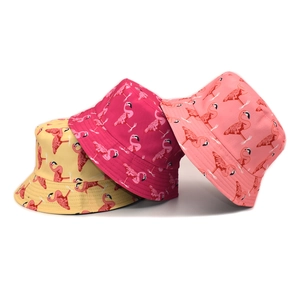 Bobs d'été avec imprimé flamant rose en jaune, rose et fuchsia pour protection solaire