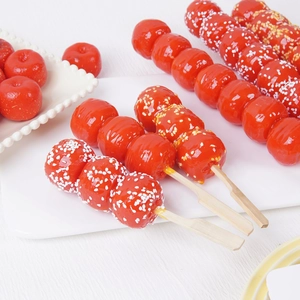 Brochetas de espino confitadas artificiales con glaseado brillante en un plato de cerámica blanca