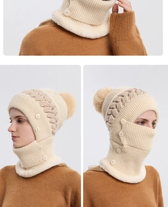 Detailsicht des cremefarbenen Stricksets mit Bommelmütze und strukturiertem Zopfmuster