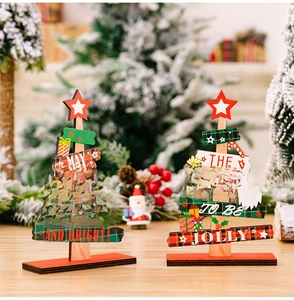 Vue détaillée d'ornements de sapin de Noël en bois avec messages festifs pour la table