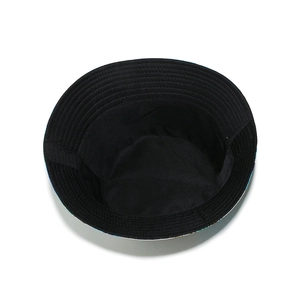 Détail des coutures renforcées et de la doublure en coton respirant du chapeau bob noir