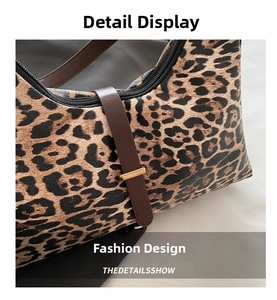 Detailaufnahme der Schultertasche mit Leopardenmuster, braunem Riemen und Schnalle