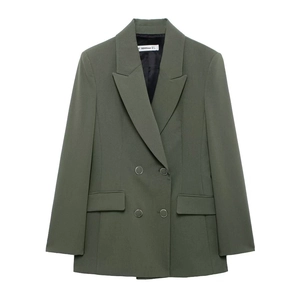 Blazer croisé vert armée avec revers en pointe et poches à rabat sur fond blanc neutre