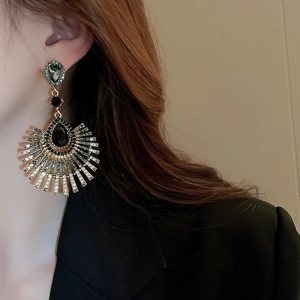 Gros plan de boucles d'oreilles vintage en éventail avec strass et pierres noires