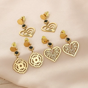 Boucles d'oreilles dorées en acier titane ajouré avec cœurs et pierres noires serties
