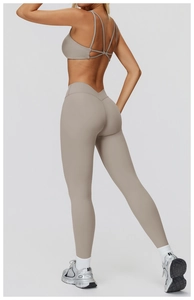 Détail du soutien-gorge de sport à dos croisé et legging à coupe en V
