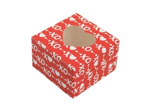 Détail boîte cadeau rouge avec fenêtre en cœur et motifs XO pour les mariages
