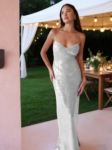Détail des paillettes argentées et de la coupe dos nu ajustée sur cette robe de soirée