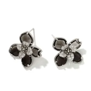 Vue détaillée des boucles d'oreilles fleurs avec pétales sombres et zircon, 2,6cm x 2,5cm