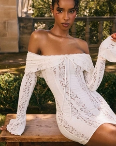 Detail von weißem Spitzen-Minikleid mit schulterfreien langen Ärmeln und Schnürung