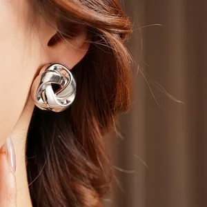 Boucles d'oreilles nœud en argent poli avec design enveloppé minimaliste et effet métal
