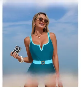 Détail d'un maillot de bain une pièce bleu sarcelle avec ceinture bleue et boucle dorée