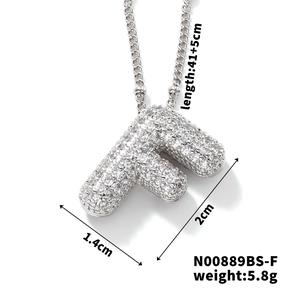 Détail du pendentif lettre F argenté serti de zircons avec dimensions et chaîne réglable