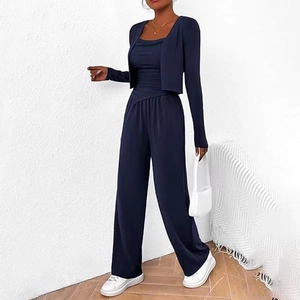 Détail de l'ensemble 3 pièces en maille marine avec cardigan, haut et pantalon