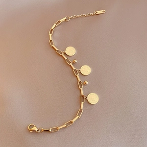 Pulsera de cadena de acero de titanio dorado con dijes de monedas y cuentas redondas