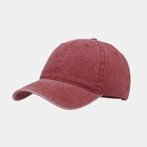 Détails de la texture en coton délavé vintage et des coutures de la casquette baseball