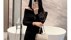 Elegante bolso de noche de terciopelo blanco roto con cierre de perla y cadena de oro