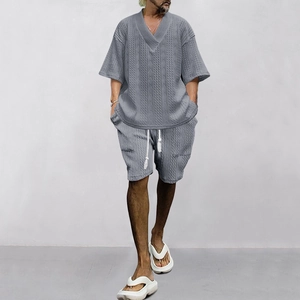 Detail eines grauen Herren-Stricksets mit vertikaler Textur, V-Ausschnitt und Tunnelzug